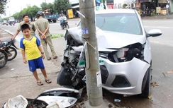 Bình Dương:Ô tô mất lái đâm trụ đèn, tài xế đạp cửa thoát thân