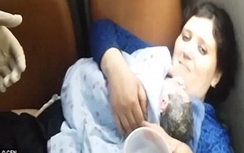 Video:Màn đỡ đẻ gay cấn của tài xế và cảnh sát trên xe buýt