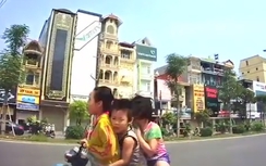 Video:Chị chở 2 em đi ngược chiều không đội MBH lao vào đầu ôtô