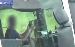 Choáng cảnh vừa lái xe vừa dùng 2 điện thoại