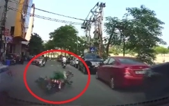 Video: Định lấn làn để vượt, thanh niên ngã sấp mặt trước đầu ôtô