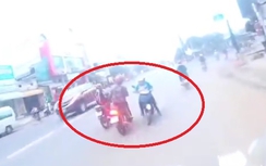 Video: Thanh niên suýt chết vì đấu đầu người phụ nữ đi ngược chiều