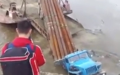 Xe tải chở thép gãy đôi, chìm nghỉm xuống sông