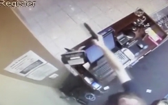 Vác dao đi cướp bị nữ chủ hàng nã đạn chạy trối chết