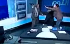 Video: Khách mời rút giày "choảng" nhau trên sóng truyền hình trực tiếp