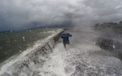 Video: Siêu bão Hải Mã "quần thảo" Philippines