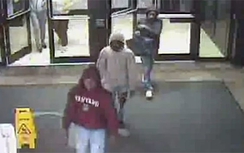 Sốc cảnh nhóm người lao vào cướp 19 chiếc iPhone trong 90 giây