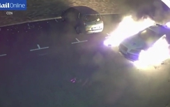 Thổ Nhĩ Kỳ: Táo tợn đốt xe cảnh sát giữa đường phố