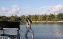 Choáng cảnh dân chơi Mỹ dùng iPhone 7 để... câu cá