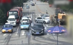 Xe máy xúc "nổi điên" giữa ngã tư, đâm 20 người thương vong