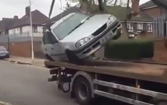 Video: Bị đưa lên xe cẩu, thanh niên vẫn cố đạp ga chạy CSGT