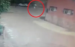 Video: Cô gái 17 tuổi bị tia sét đánh trúng