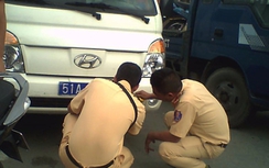 Người đàn ông lao thẳng vào xe công an bị đi cấp cứu