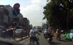 Nữ sinh nhảy vội khỏi xe vì người chở tạt đầu ôtô