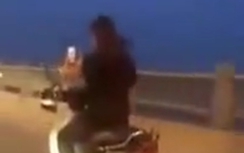 Video: Lái xe không mũ bảo hiểm "tự sướng" trên cầu Vĩnh Tuy