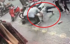 Bị đánh tới tấp, trộm van lạy xin tha vì ăn cắp túi đồ