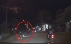 Video: Thanh niên chở bạn gái vượt ẩu lao thẳng vào dải phân cách