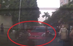 Video: Ô tô bất ngờ mở cửa hất văng xe máy lên vỉa hè