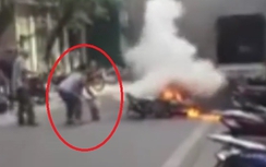 Xe máy bốc cháy cụ bà ra dập lửa, thanh niên chạy tán loạn