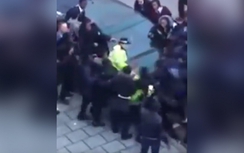 Anh: Cảnh sát bị 30 học sinh đánh hội đồng, giẫm lên đầu