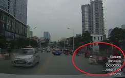 Video: Hàng loạt xe máy đổ ngã trên cầu vượt Láng Hạ