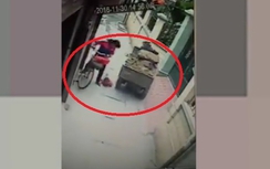 Mẹ khiến con nhỏ ngã văng xuống đường, suýt bị xe ba gác cán