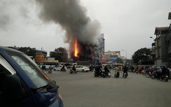 Video: Siêu thị điện máy ở Chương Mỹ, Hà Nội bốc cháy dữ dội