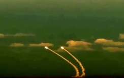 Video Ukraine bắn 16 tên lửa sau khi Nga điều thêm 55.000 binh sĩ