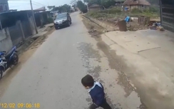 Ô tô phanh cháy lốp suýt đâm văng bé trai ở Sơn La