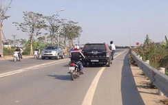 Đánh đu trên cửa ôtô Ford Ranger giữa phố Hà Nội