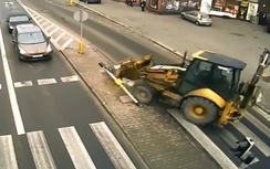 Máy xúc "drift" trên phố, cán chết một cô gái