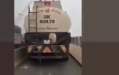 Nước lũ xuyên thủng nhà dân ở Nha Trang