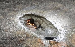 Trung Quốc: Vật thể lạ lao xuống đỉnh núi tạo ra "miệng núi lửa"