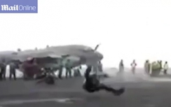 Hoảng hồn máy bay thổi người bay xa 45m trên tàu sân bay