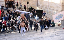 Màn "chống đầu" lên bậc thang giúp VN đạt kỷ lục Guiness Thế giới