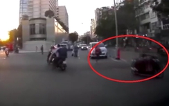 Táo tợn giật túi của nhóm khách Tây giữa Sài Gòn