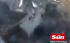 Video: Ô tô lao như tên lửa, đâm nát cửa hàng tạp hóa