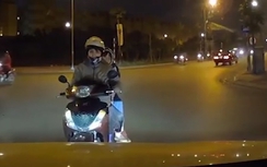 Mẹ đèo con nhỏ không đội MBH, đối đầu ôtô, mắng tài xế