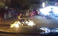 Video: Bị thương vì không quan sát khi đi qua giao lộ