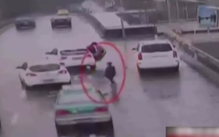 Mẹ đãng trí phóng xe đi, con 7 tuổi chạy theo gần 2km