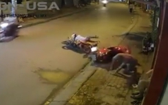 Bị xe máy đâm văng vẫn ngồi ngay ngắn giữa phố Sài Gòn