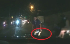 Tạt đầu ôtô bị đâm ngã, thanh niên rút côn nhị khúc gây chiến