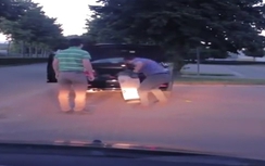 Va chạm giao thông, hai tài xế lao xuống đấm...bao cát