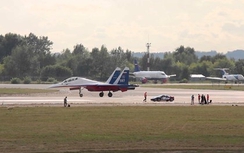 Ferrari đua tốc độ với tiêm kích Su-30