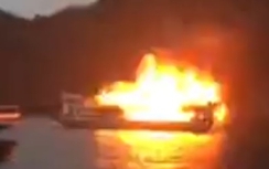 Video: Tàu du lịch bốc cháy dữ dội trên vịnh Hạ Long