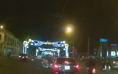 Hai thanh niên vượt đèn đỏ, giơ chân đạp ô tô