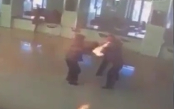 Video: Chồng dùng xăng đốt vợ ngay tại tòa án ở Trung Quốc