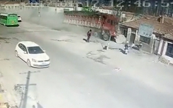 Khoảnh khắc xe tải đâm sập 3 ngôi nhà, 5 người chết