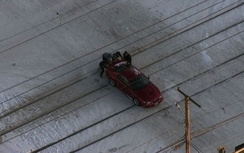 Nghẹt thở giải cứu ôtô kẹt trước mũi tàu hỏa