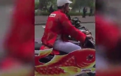Video: "Ông Táo" cưỡi "cá chép máy" gây xôn xao đường phố Hà Nội